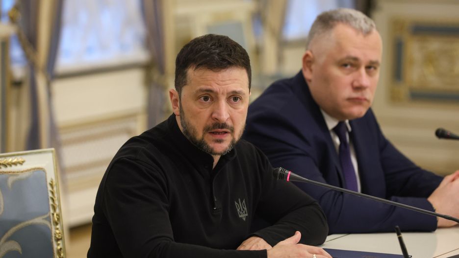 Kijów, Ukraina, 09.12.2024. Prezydent Ukrainy Wołodymyr Zełenski (L) podczas spotkania z liderem Unii Chrześcijańsko-Demokratycznej (CDU) i kandydatem chadecji na kanclerza Niemiec Friedrichem Merzem, 9 bm. w Kijowie. Trwa inwazja Rosji na Ukrainę. (mr) PAP/Viktor Kovalchuk