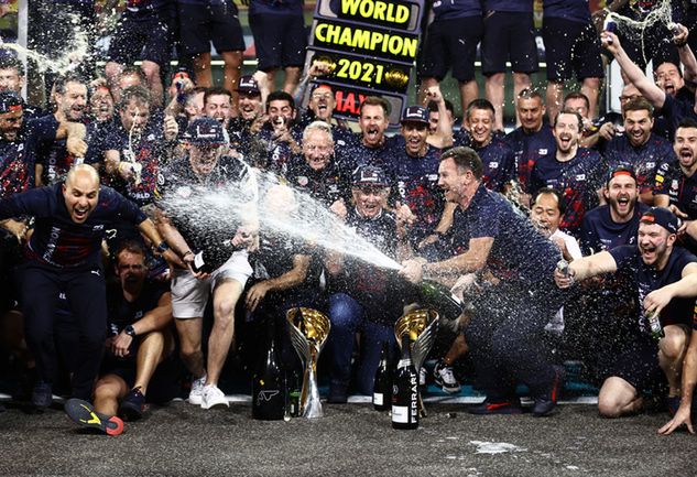 Max Verstappen celebrujący tytuł (fot. Red Bull)