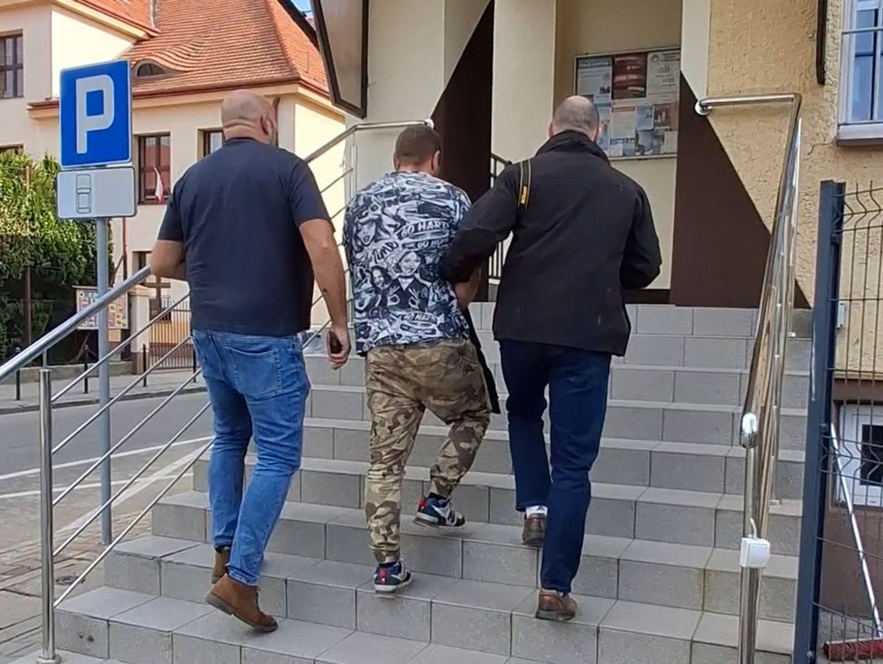 Przeworsk: Dwie kobiety zaatakowane na przystanku autobusowym. Napastnicy pobili je i ukradli im telefony