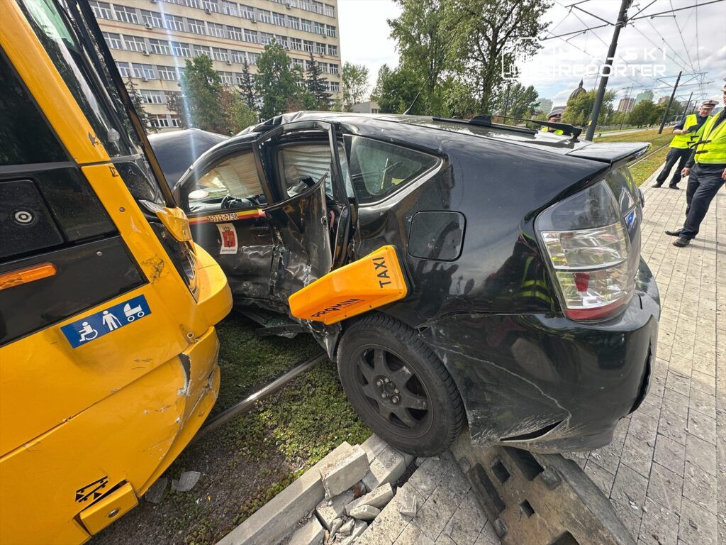 Obcokrajowiec kierujący przewozem osób wjechał pod tramwaj na Mokotowie. Ruch jest zablokowany