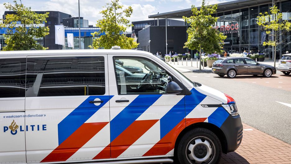 Tefaf Maastricht art fair evacuated after attempted robbery
epa10038517 Police at the Tefaf Maastricht international art and antiques fair after it was evacuated following an attempted robbery of a jewellery stand at the 35th Tefaf Maastricht, in Maastricht, The Netherlands, 28 June 2022. The event by The European Fine Art Foundation (TEFAF) was postponed to this date when the Covid19 pandemic crisis hit the world in spring 2020.  EPA/Marcel van Hoorn 
Dostawca: PAP/EPA.
Marcel van Hoorn