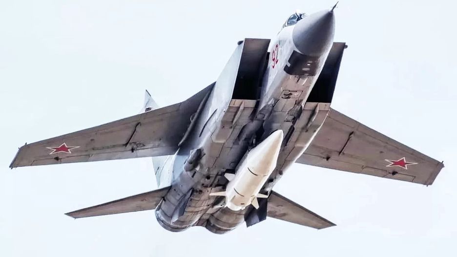 MiG-31K z pociskiem Ch-47M2 Kindżał 