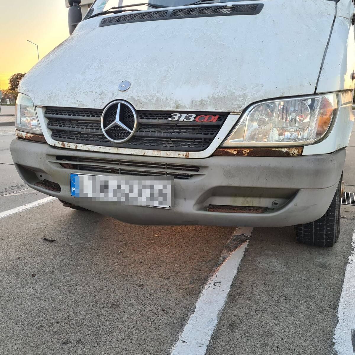 Fatalny stan techniczny dostawczego mercedesa