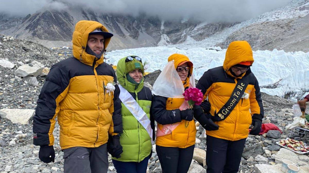Węgierskie pary wzięły ślub na Mount Everest.