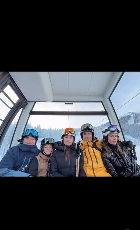 Oliwia Bieniuk zapozowała na tle włoskich gór. Internautka porównała jej brwi do KRZAKÓW. Młoda celebrytka ODPOWIEDZIAŁA (FOTO)