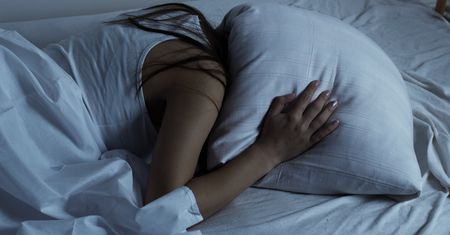 Budzenie się między 2 a 3 w nocy? Ekspert wskazuje możliwy powód