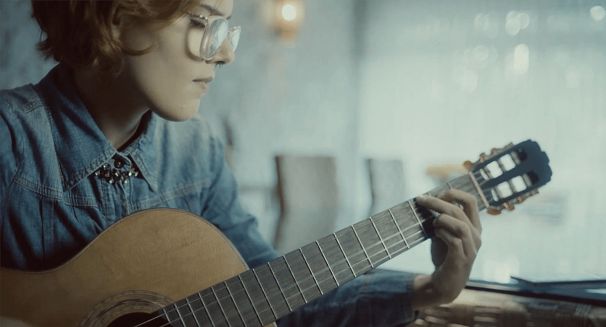 Nowa aplikacja Samsunga ułatwia niedowidzącym naukę gry na gitarze (wideo)