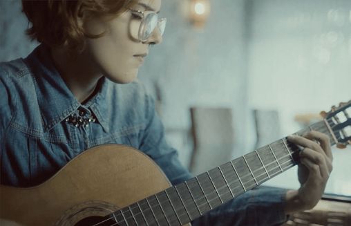 Nowa aplikacja Samsunga ułatwia niedowidzącym naukę gry na gitarze (wideo)