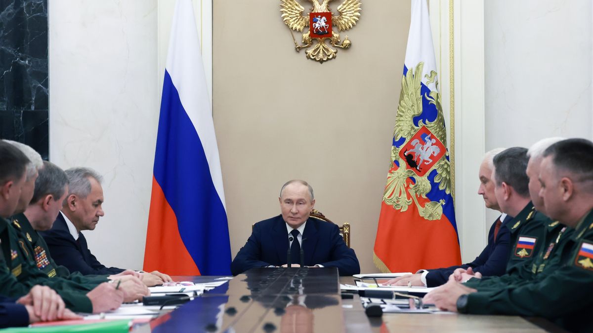 Russian President Vladimir Putin holds a meeting with the commanders of the military districts at the Kremlin in Moscow, Russia, 15 May 2024. EPA/VYACHESLAV PROKOFYEV/KREMLIN / POOL MANDATORY CREDIT Dostawca: PAP/EPA.