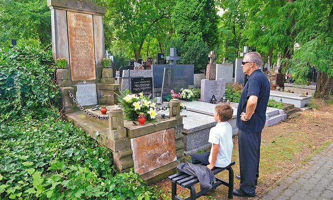 Grób posłużył w serialu "Klan" jako nagrobek rodzinny Lubiczów.