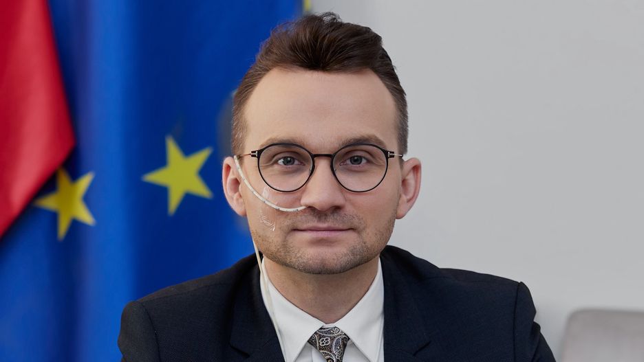 Poseł KO Adrian Witczak jest żywiony sondą dojelitową. Polityk protestuje przeciwko wypowiedzi Jarosława Kaczyńskiego