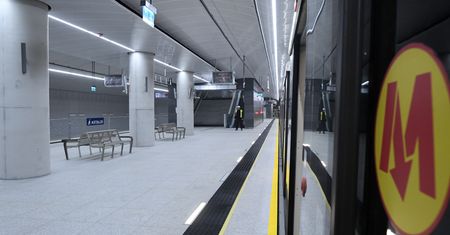 Warszawa. Utrudnienia w kursowaniu linii metra M2. Obecnie ruch przywrócono