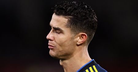 Kibice wspierają Cristiano Ronaldo, który stracił nienarodzonego syna. Wzruszający moment podczas meczu Manchesteru United z Liverpoolem