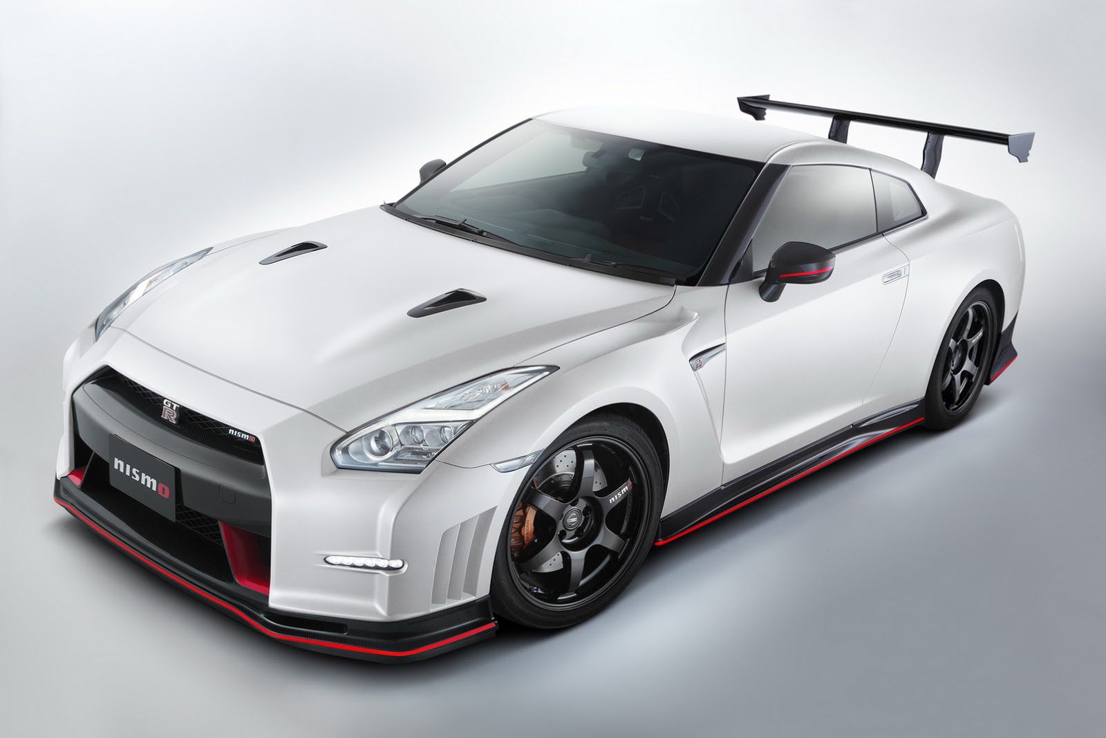 Nissan z kolei przyprowadził model GT-R w wersji N-Attack. O tym wozie pisaliśmy już niemal rok temu. Jest to maszyna w specyfikacji, której Japończycy użyli do ustanowienia czasu 7:08.679 na Nürburgringu.