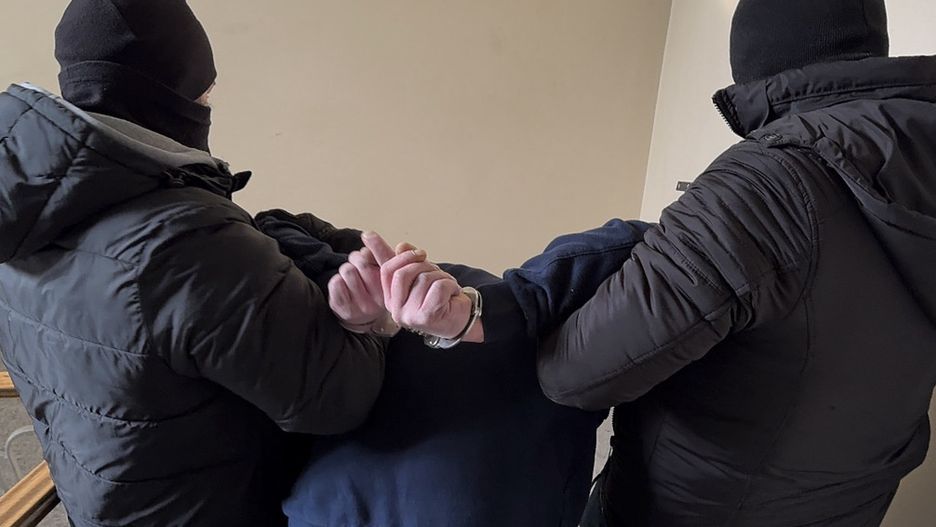 Dwaj mężczyźni w areszcie