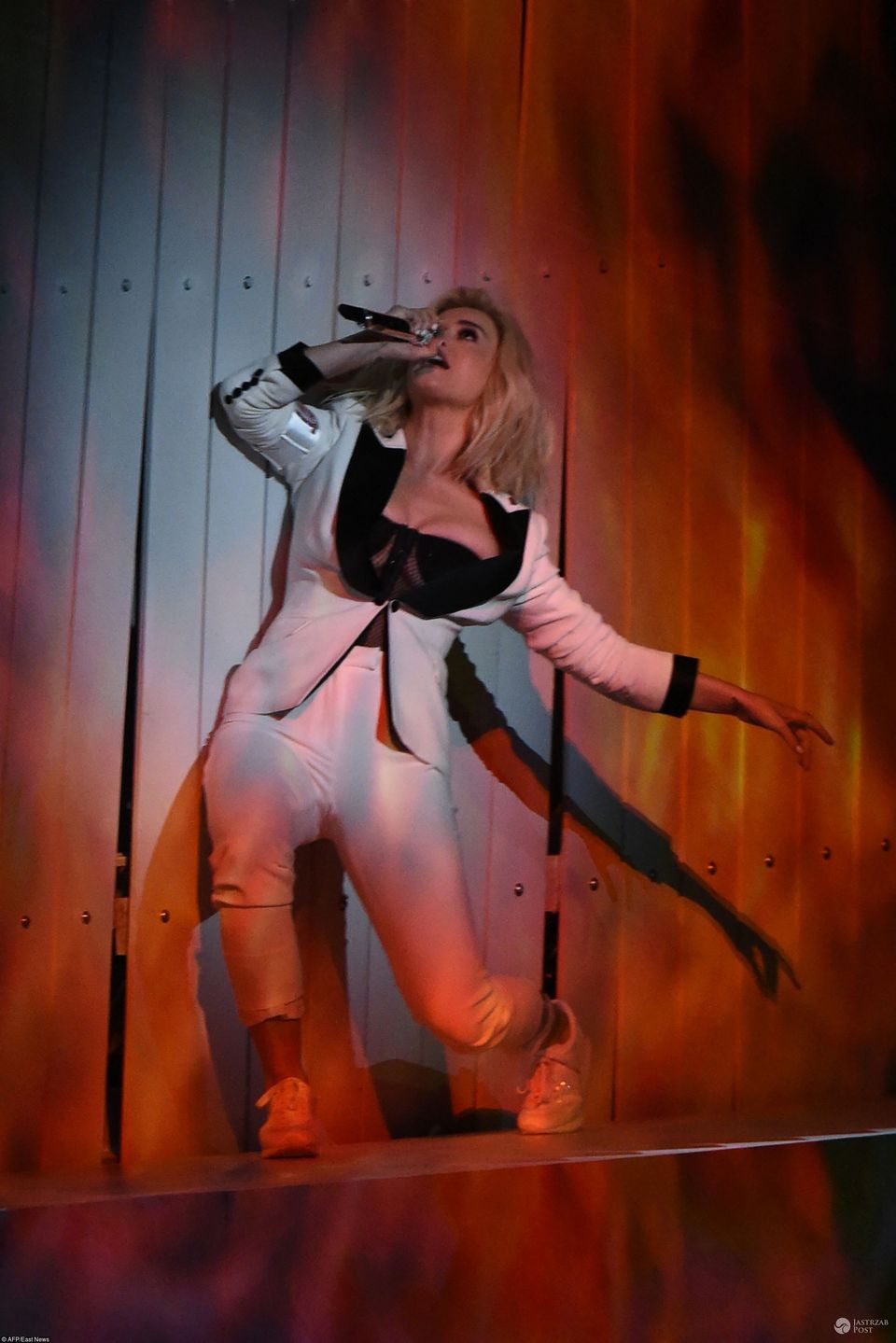 Katy Perry - Grammy 2017, występ z piosenką "Chained to the Rhythm"