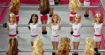 Barbie kopią piłkę