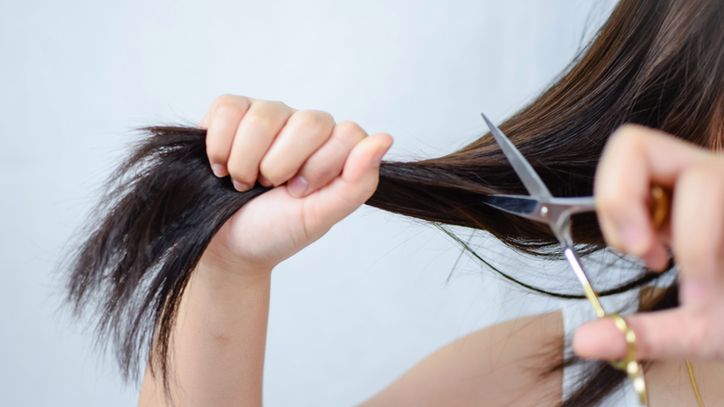 Jak obciąć włosy w domu? To pytanie zadaje sobie wiele kobiet, które nie mogą w najbliższym czasie pójść do fryzjera.