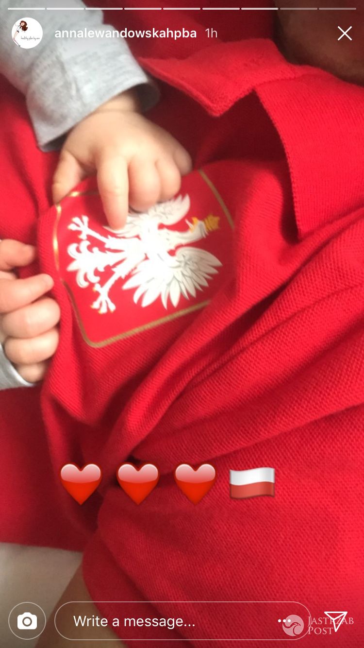 Klara Lewandowska bawi się godłem