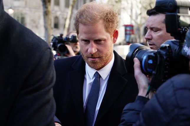 Książę Harry przed budynkiem sądu w Londynie 