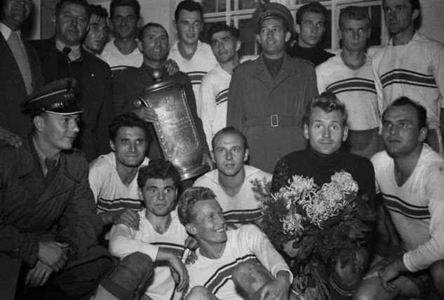 Legia z Pucharem Polski w 1955 roku. Kowal w lewym górnym rogu obok trenera Janosa Steinera