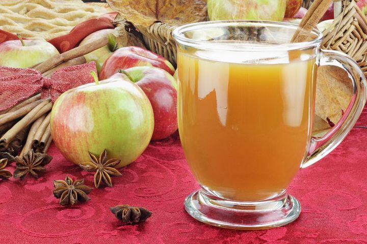 Sok jabłkowy z soku zagęszczonego bez dodatku cukru, z witaminą C, rozcieńczony wodą 1:3