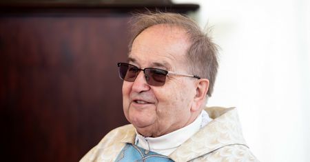 Ojciec Rydzyk o szczepieniach. Lekarz komentuje