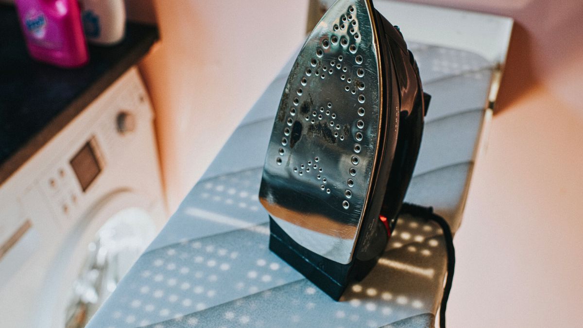 Żelazko stoi na desce do prasowania