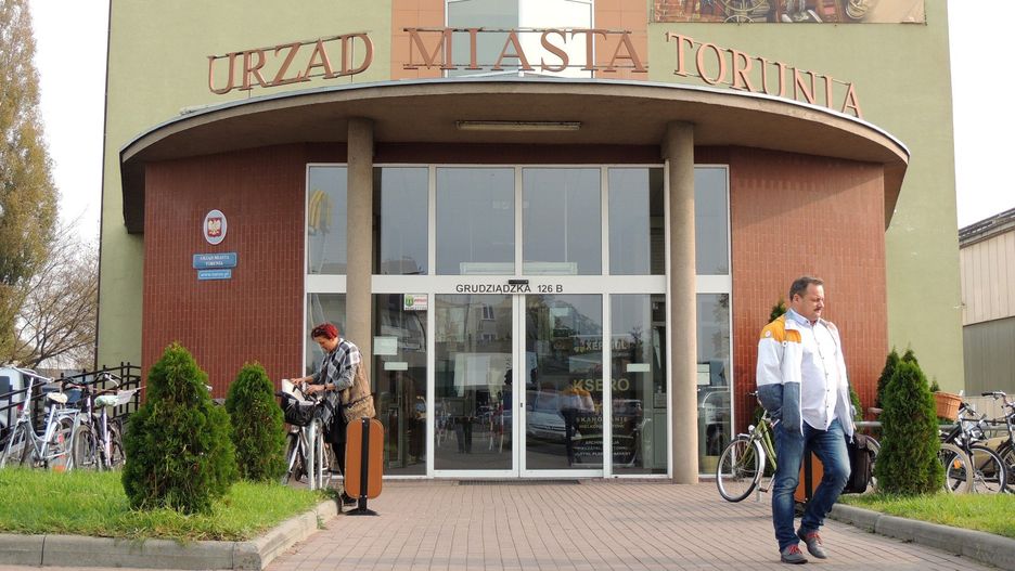 Ile zarabiają pracownicy na stanowiskach pomocniczych i obsługi, urzędnicy i prezydent?  Szczegóły w &#34;Kujawsko-Pomorskiej Liście Płac 2025&#34;.