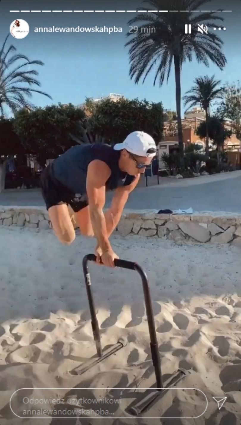 Anna i Robert Lewandowscy trenują na plaży w towarzystwie córek
