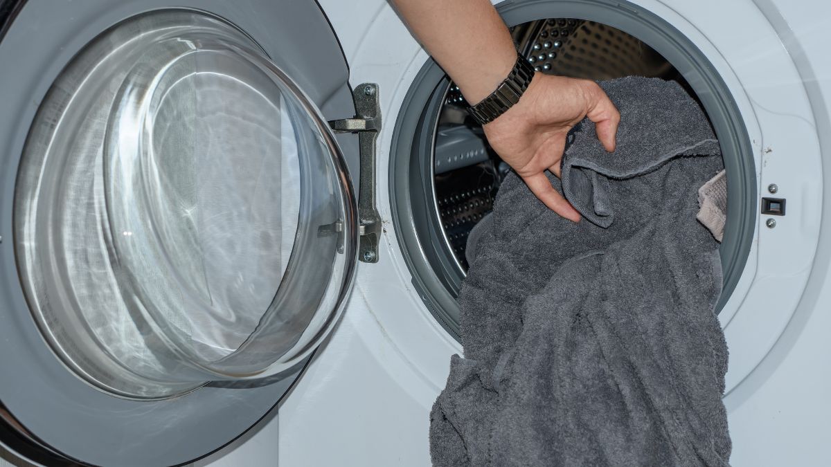 Ubrania pachnące stęchlizną.