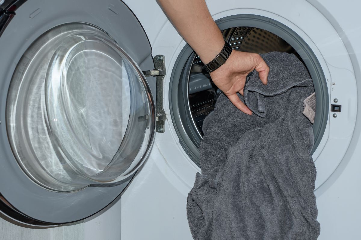 Sprzątaczka zdradziła, jak suszy pranie, kiedy jest zimno. Zapach stęchlizny znika
