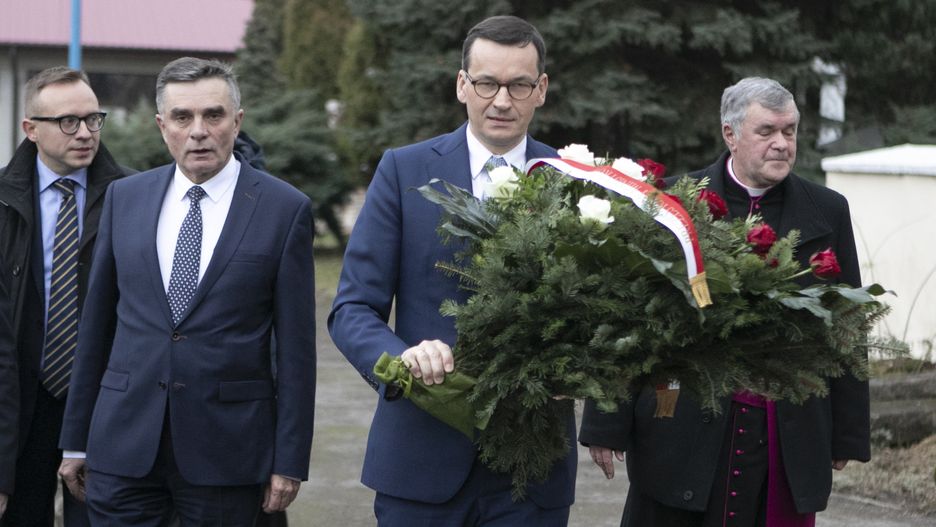 Mateusz Morawiecki wrecza stypendia
09-12-2019r.  Janow Lubelski, woj. lubelskie. Wizyta premiera Mateusza Morawieckiego w woj. lubelskim. Premier zlozyl kwiaty pod pomnikiem ofiar katastrofy smolenskiej.  Zlozyl  Jacek Szydlowski,Image: 487159122, License: Rights-managed, Restrictions: , Model Release: no, Credit line: Jacek Szydlowski / Forum
Jacek Szydlowski / Forum
Mateusz Morawiecki, premier, wizyta, lubelskie, stupendia, mlodziezy, polityka, PiS, kampania, Prawo i Sprawiedliwosc, Janow Lubelski, dzieci, stypendia Marii i Lecha Kaczynskich, kastrofa smolenska, kwiaty, pomnik, skladanie