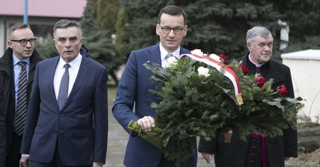 Uroczystości z premierem, pogrzeby i rocznica smoleńska. Rząd rezerwuje rekordowe pieniądze na kwiaty i wiązanki