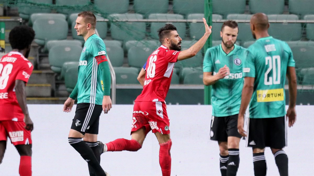 Piłkarz Omonii Nikozja Jordi Gomez cieszy się z gola podczas meczu 2 rundy kwalifikacyjnej Ligi Mistrzów z Legią Warszawa