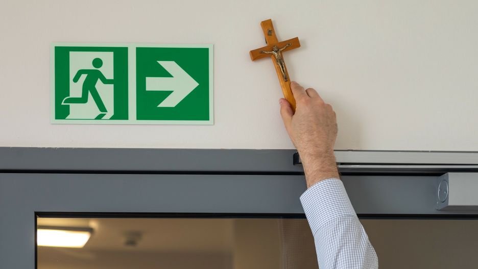 Trzaskowski wprowadził m.in. zakaz eksponowania symboli religijnych w urzędzie