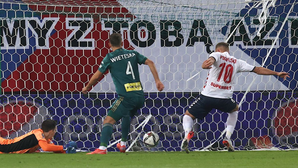 Zdjęcie okładkowe artykułu: PAP / Andrzej Grygiel / Na zdjęciu: Lukas Podolski strzela gola na 2:0 przeciwko Legii