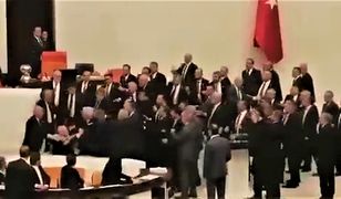 Bijatyka w parlamencie. Politycy w Turcji okładali się pięściami