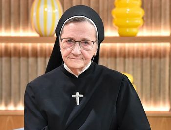 Zakonnica odkryła po 50 latach, że ma siostrę bliźniaczkę. Zaskakujące wieści o ślubie