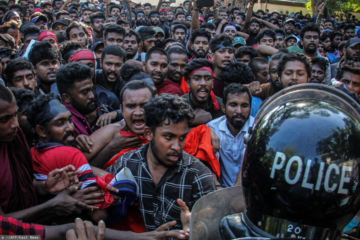 W związku z kryzysem, Sri Lanka zakazała sprzedaży benzyny dla pojazdów prywatnych. Szkoły zostały zamknięte, a mieszkańców kraju poproszono o pracę z domu