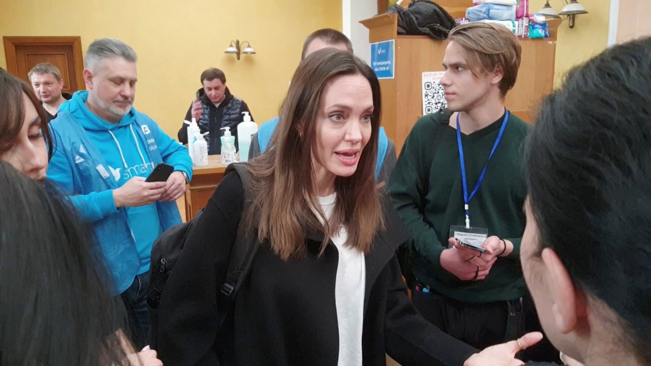 Angelina Jolie spotkała się z wolontriuszami na dworcu we Lwowie