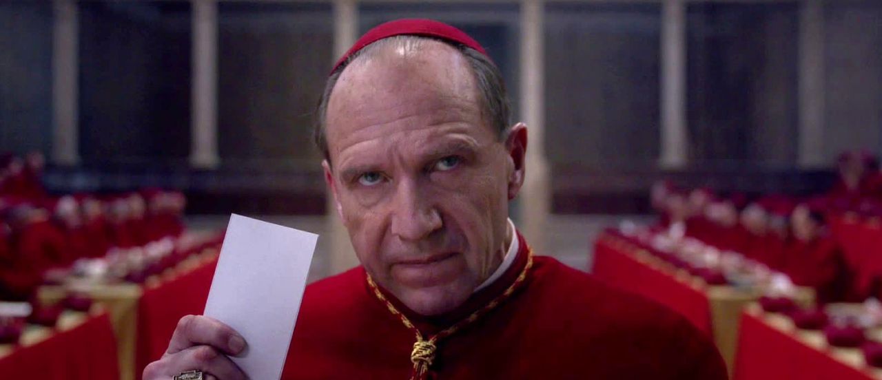 Ralph Fiennes in "Konklawe"