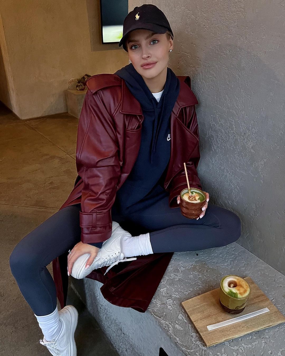 Karolina Pisarek w białych sneakersach