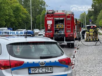 Warszawa: Samozapłon baterii trakcyjnej w aucie hybrydowym sparaliżował ruch na Wisłostradzie