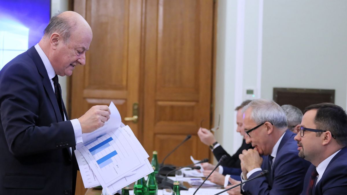 Przesłuchanie b. ministra finansów przez komisję VAT. Rostowski przyszedł z własnymi wykresami