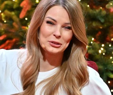 Dziewczęca Małgorzata Tomaszewska. Pozuje w uroczych warkoczykach