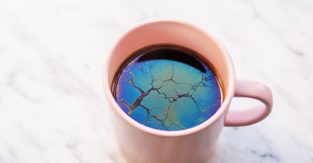 Tęczowy kożuch na herbacie. Co oznacza i czy można ją pić?