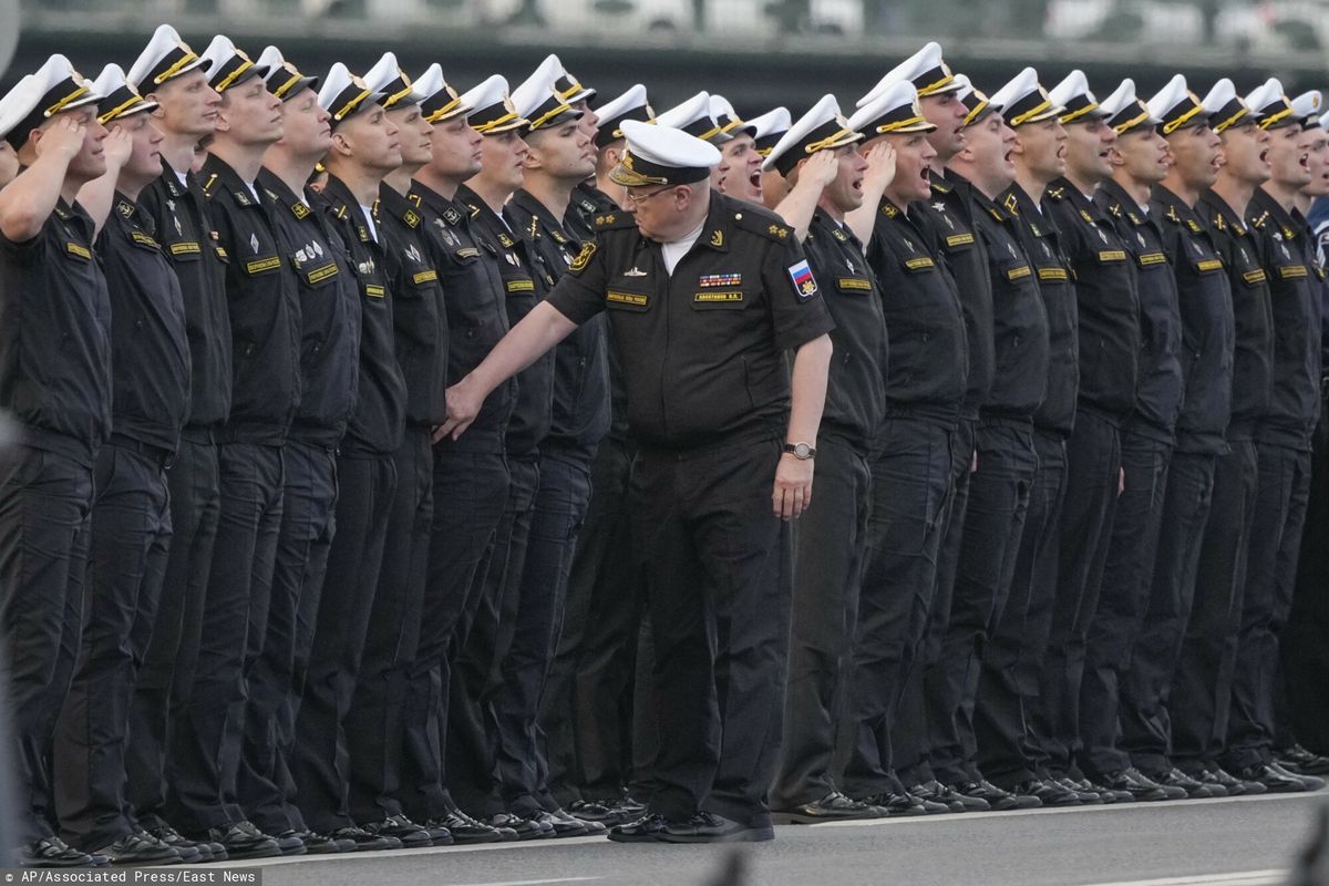 Władimir Kasatonow (na jego cześć nazwano fregatę Admirał Kasatonow) sprawdza mundury oficerów podczas próby parady marynarki wojennej w Petersburgu. 