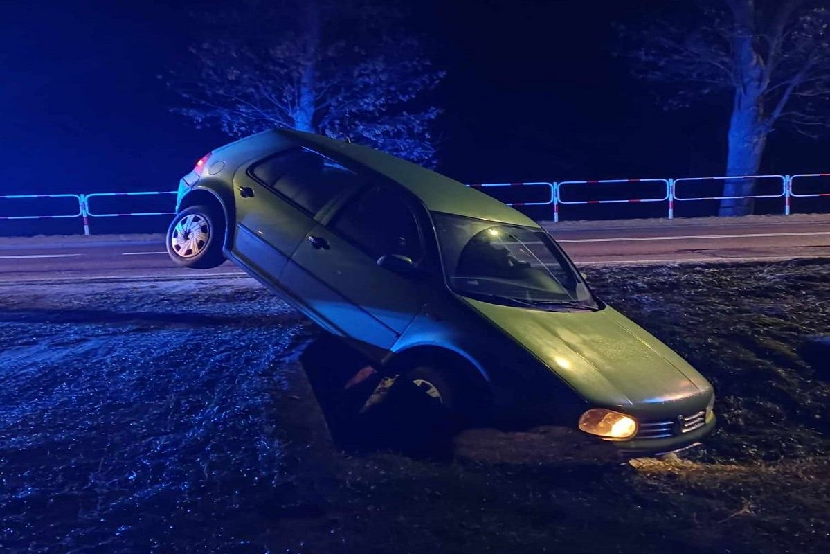 Samochód zawisł przed wjazdem na posesję