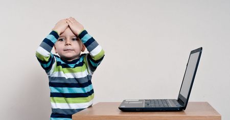 Rządowe laptopy dla uczniów mają wymagania. Jeden zapis budzi spore wątpliwości